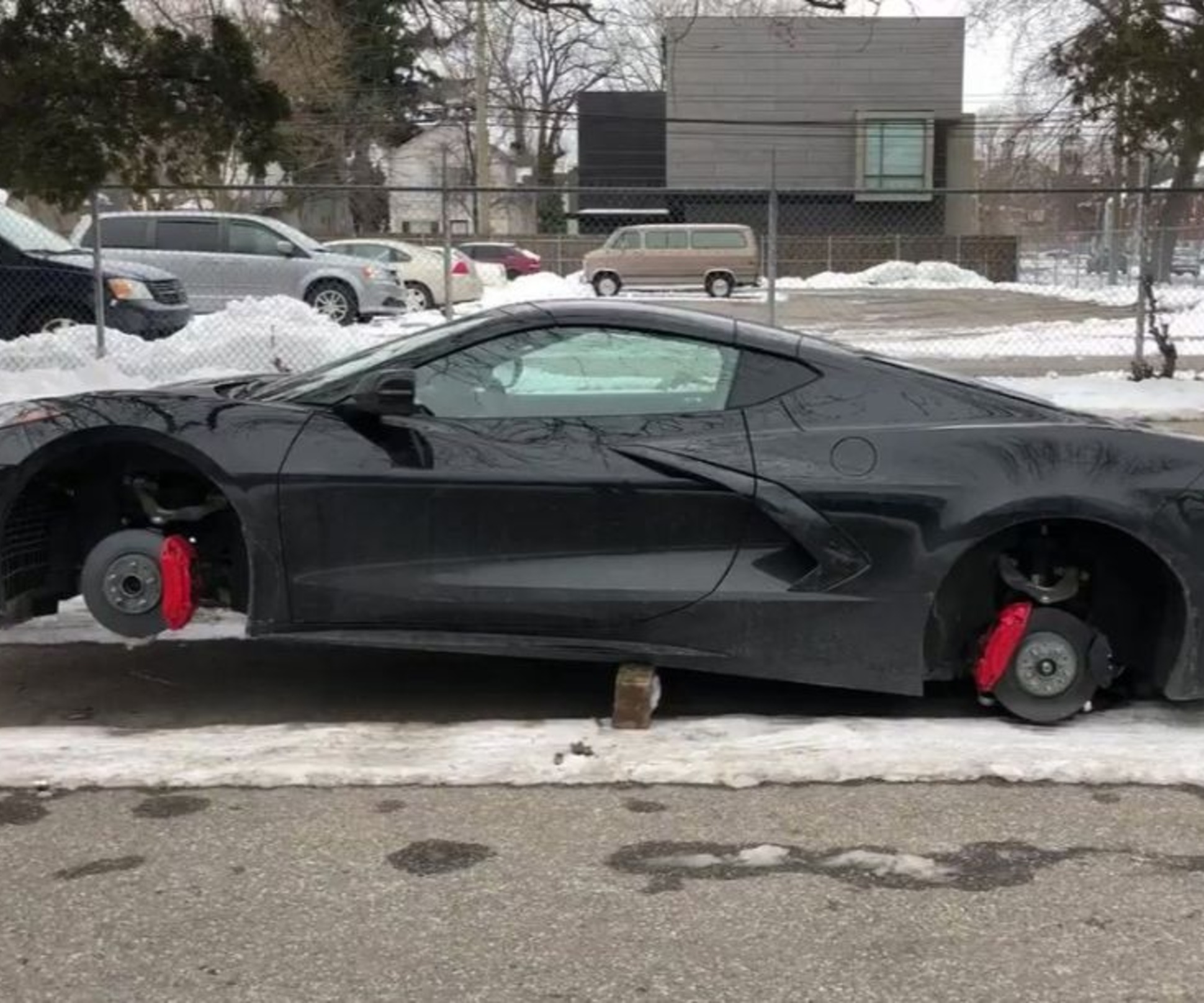 Пять дней назад с нового Corvette впервые сняли колеса. Теперь их пытаются  продать в Facebook — Motor