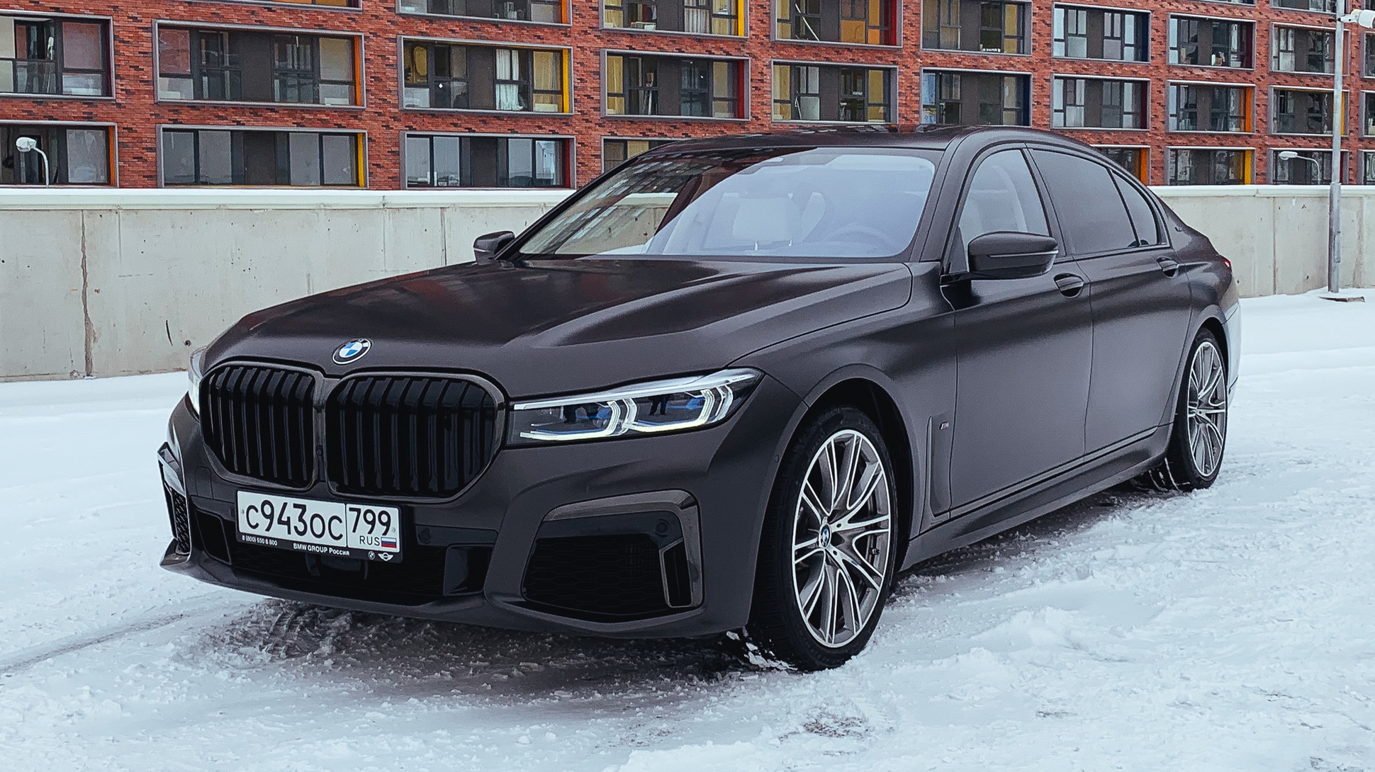 Видео: BMW M760Li за 14 миллионов рублей, которая завтракает спорткарами —  Видео — Лаборатория — Motor