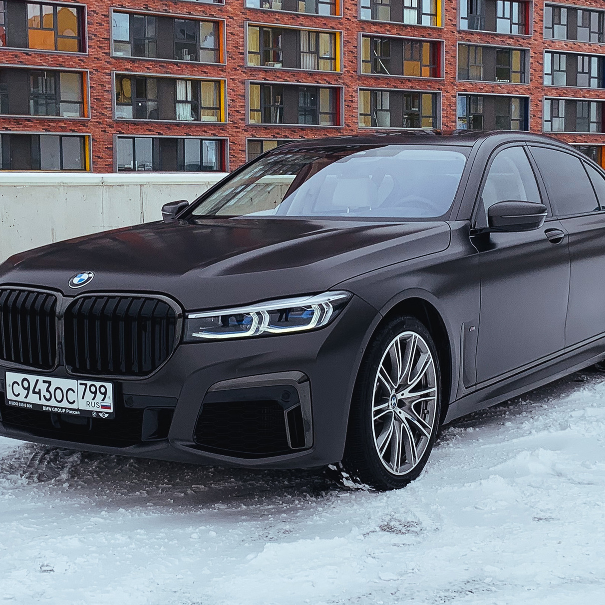 Видео: BMW M760Li за 14 миллионов рублей, которая завтракает спорткарами —  Видео — Лаборатория — Motor