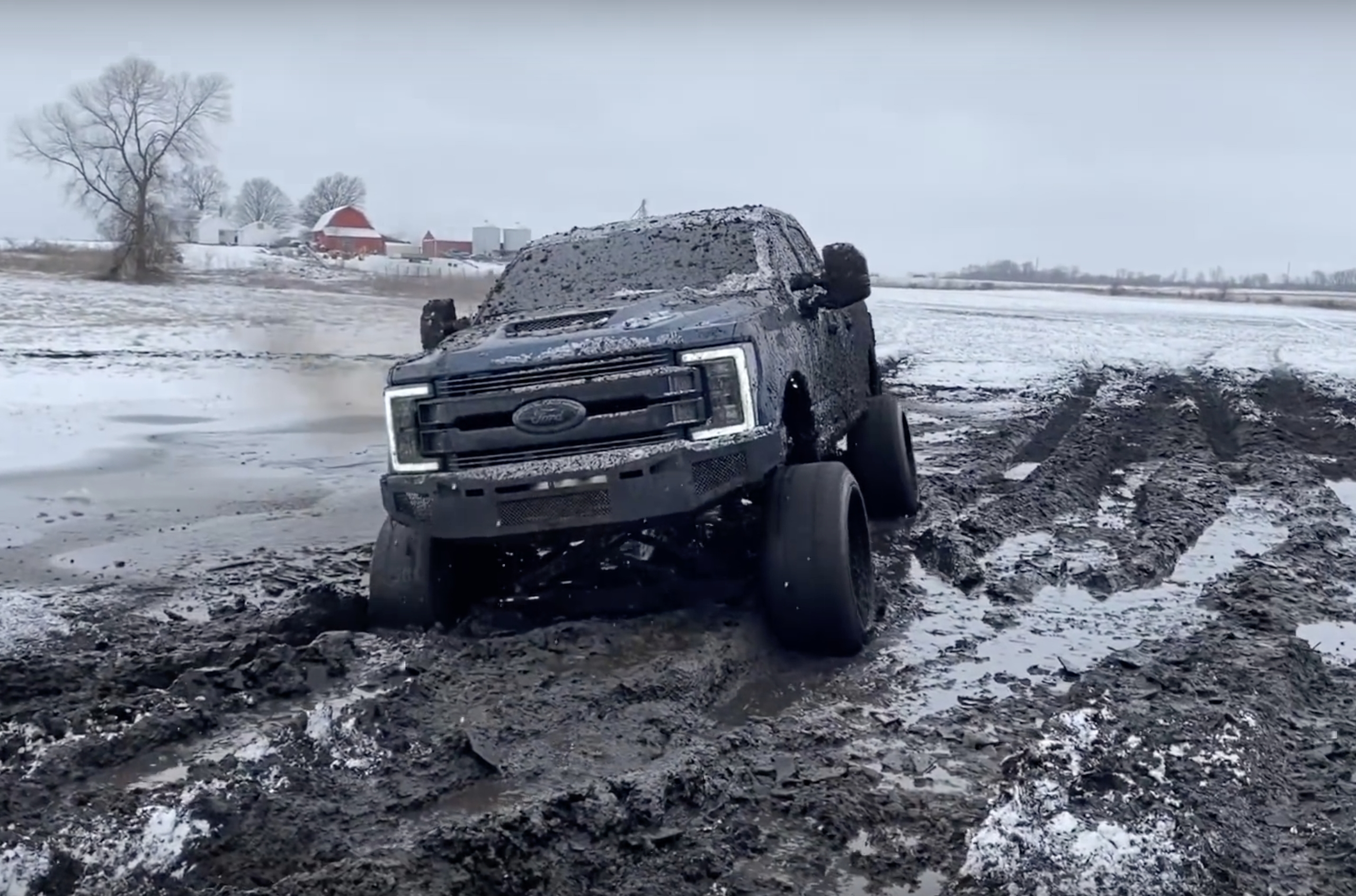 Видео: Ford F-350 за 100 тысяч долларов утопили в грязи — Motor