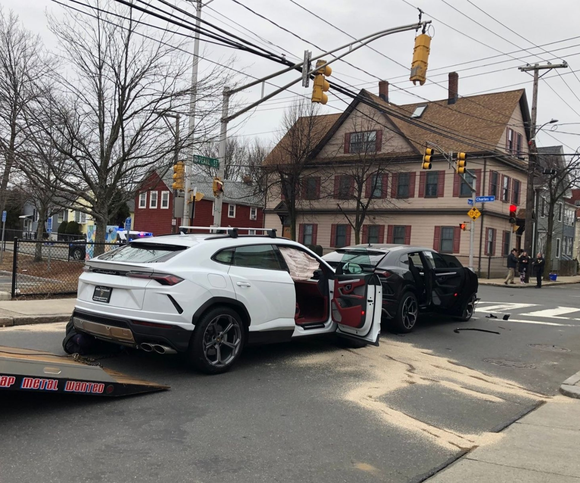 Подростки угнали из автосалона два Lamborghini Urus. И врезались друг в  друга — Motor