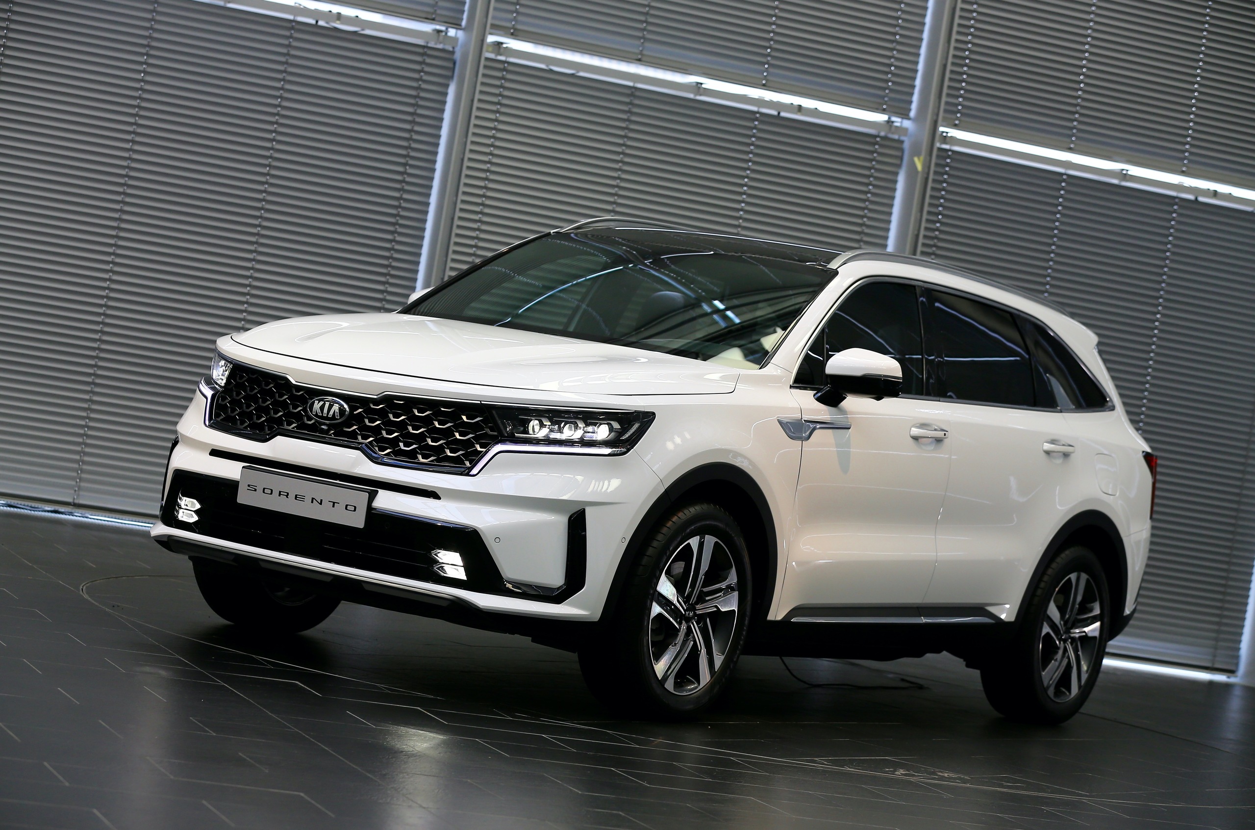 Новый Kia Sorento: гибридные версии и режим для бездорожья — Motor