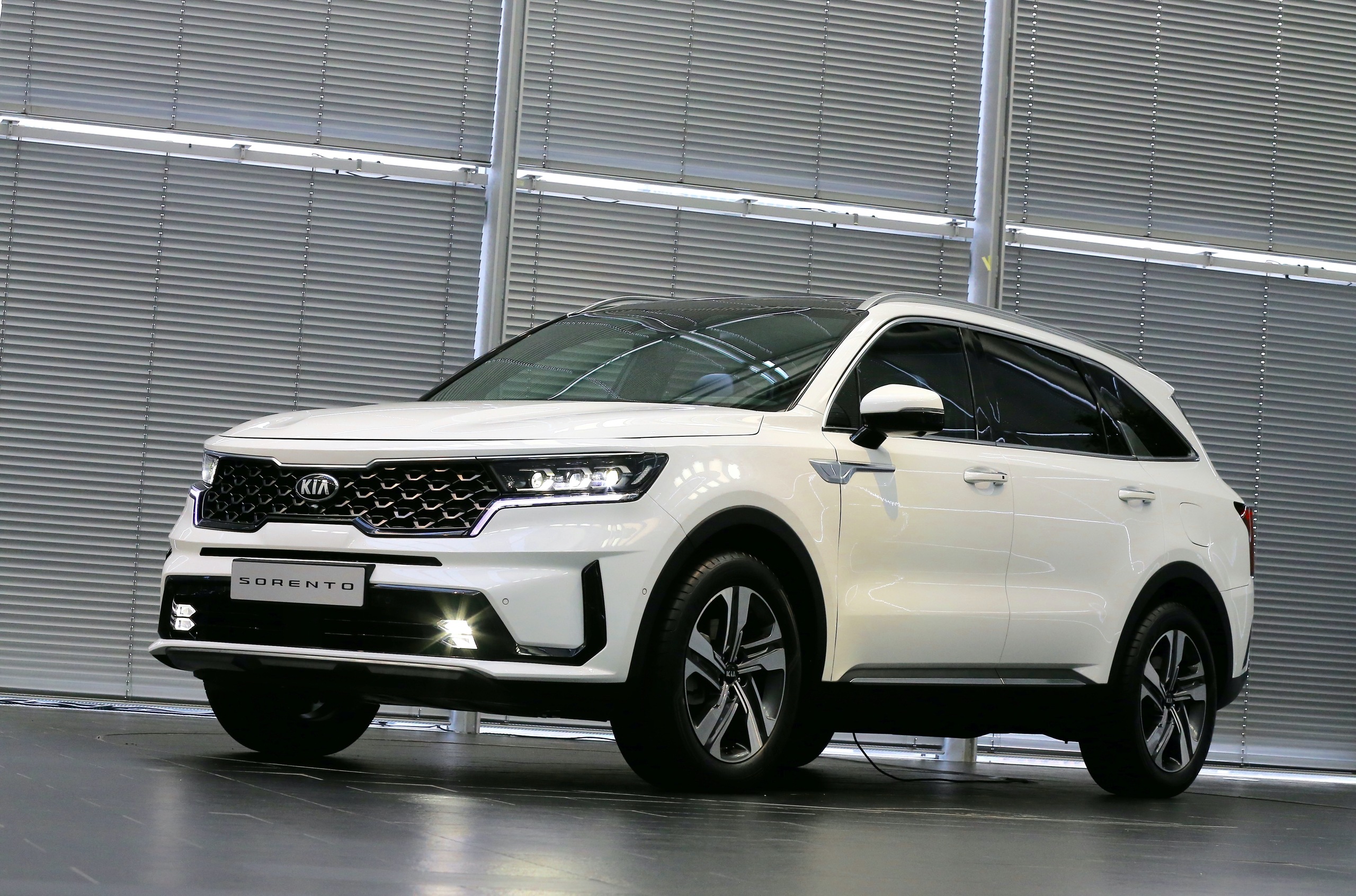 Новый Kia Sorento: гибридные версии и режим для бездорожья — Motor