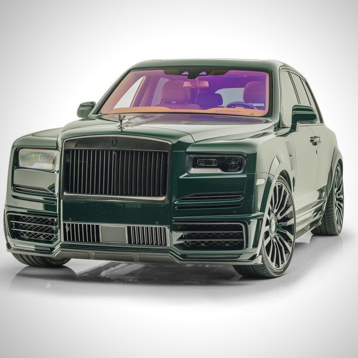 Rolls-Royce Cullinan окрасили в национальный гоночный цвет Великобритании —  Motor