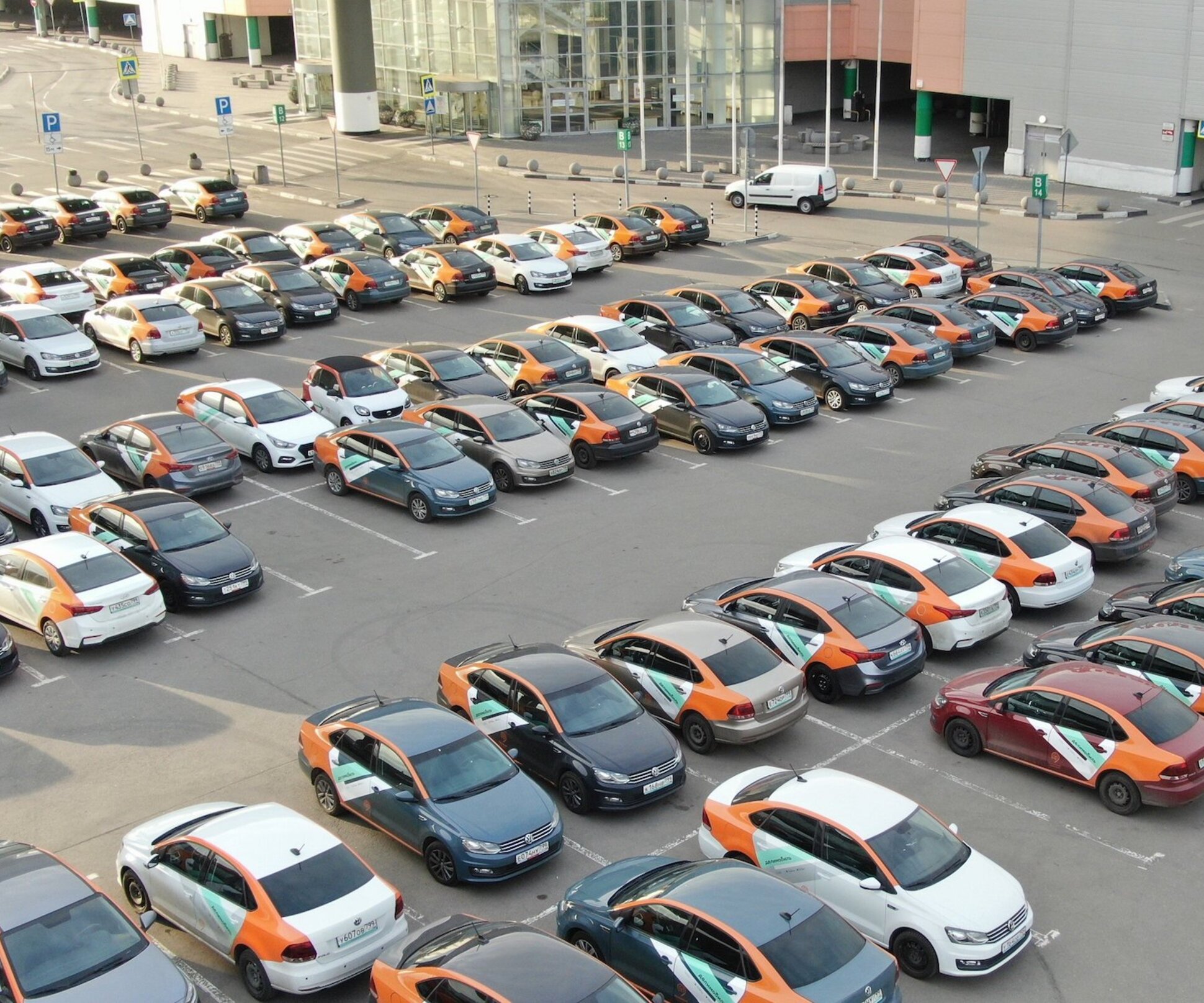 avtomobili karsheringa zahoteli ubrat s