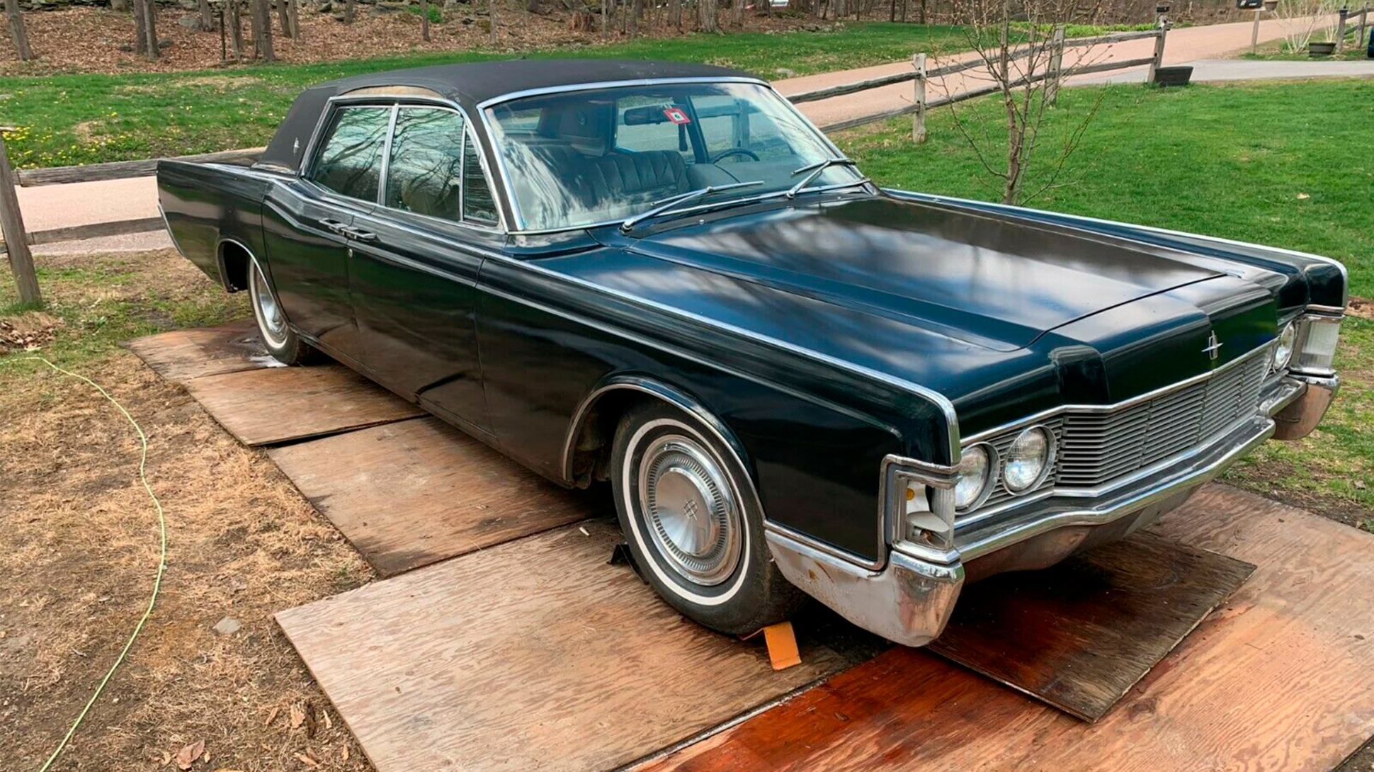 В гараже на 14 лет забыли Lincoln Continental, но он все еще на ходу — Motor