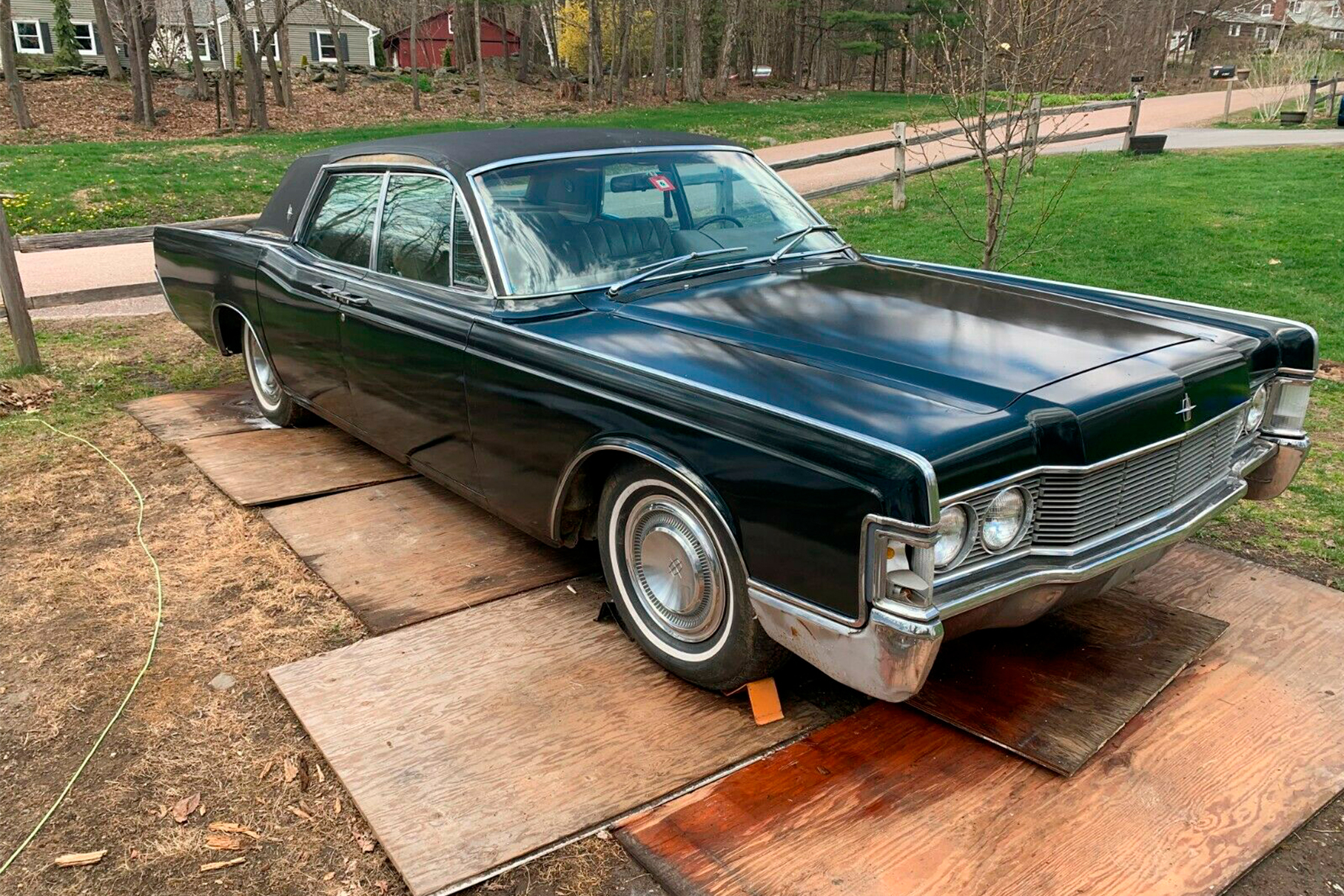 В гараже на 14 лет забыли Lincoln Continental, но он все еще на ходу — Motor