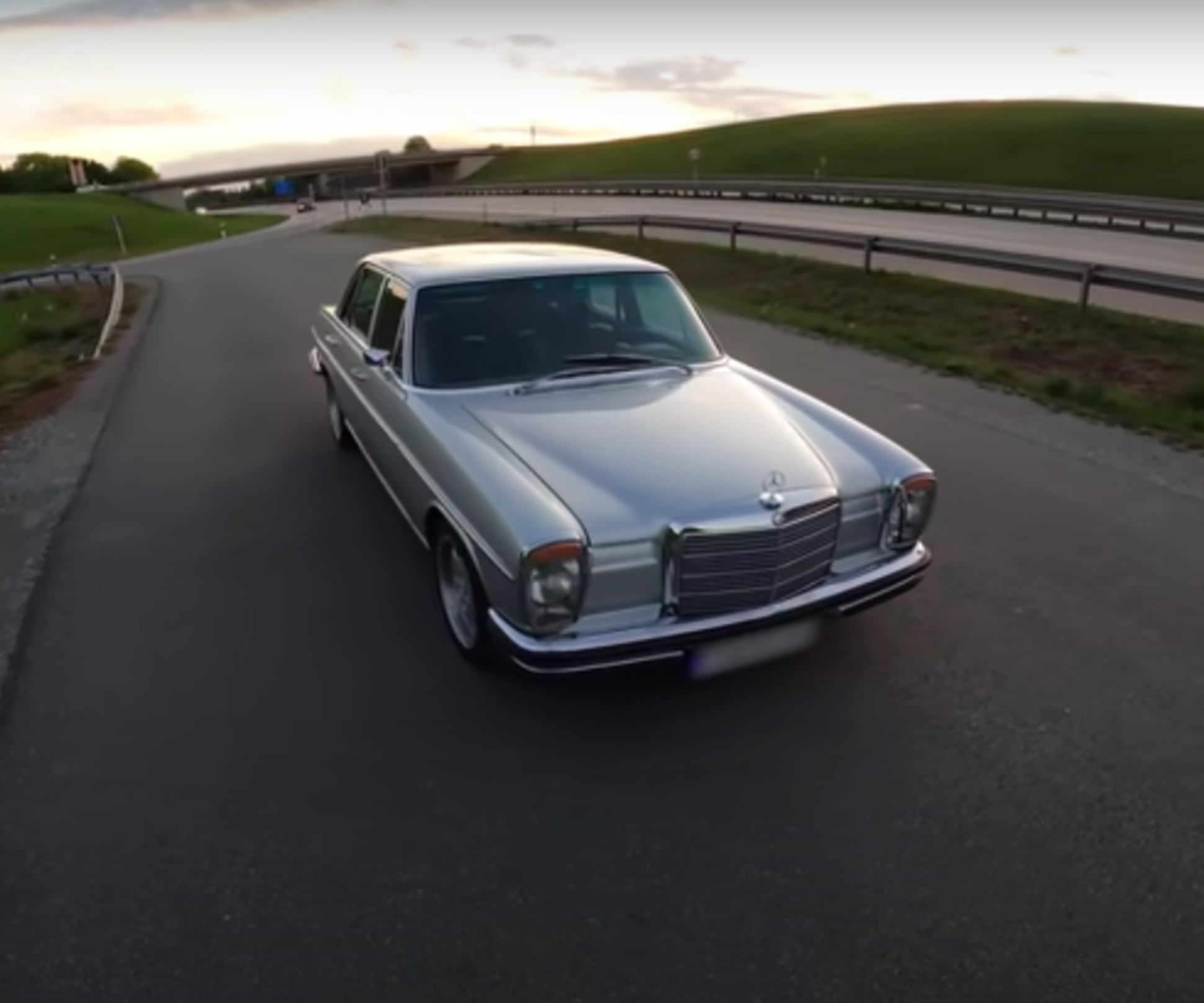 Видео: Mercedes-Benz 1973 года разогнали до максимальной скорости — Motor