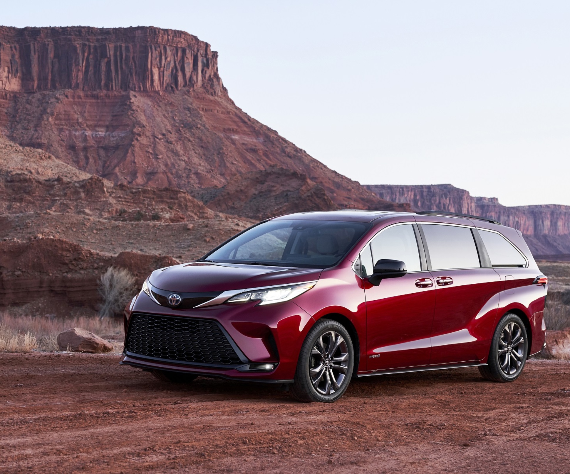 Toyota Sienna сменила поколение и превратилась в гибрид — Motor