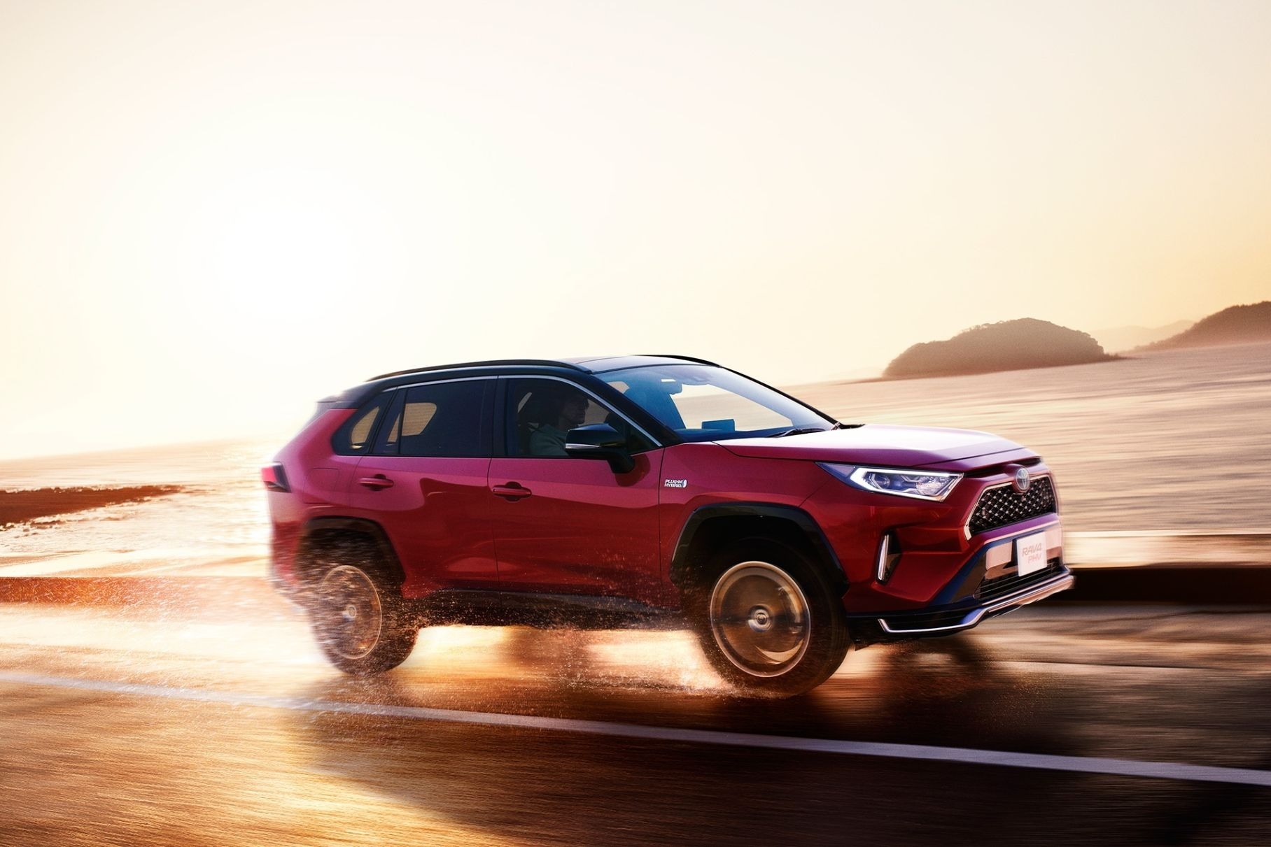 1300 километров без заправки: появилась очень экономичная Toyota RAV4 —  Motor