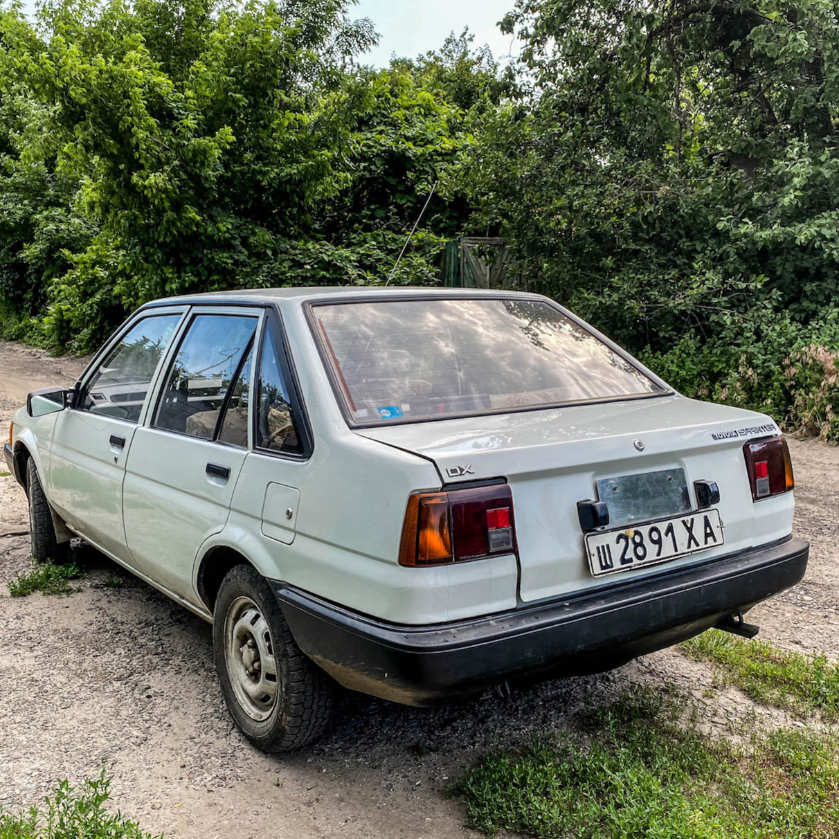 В гараже нашли старую Toyota Corolla с правым рулем на советских номерах —  Motor