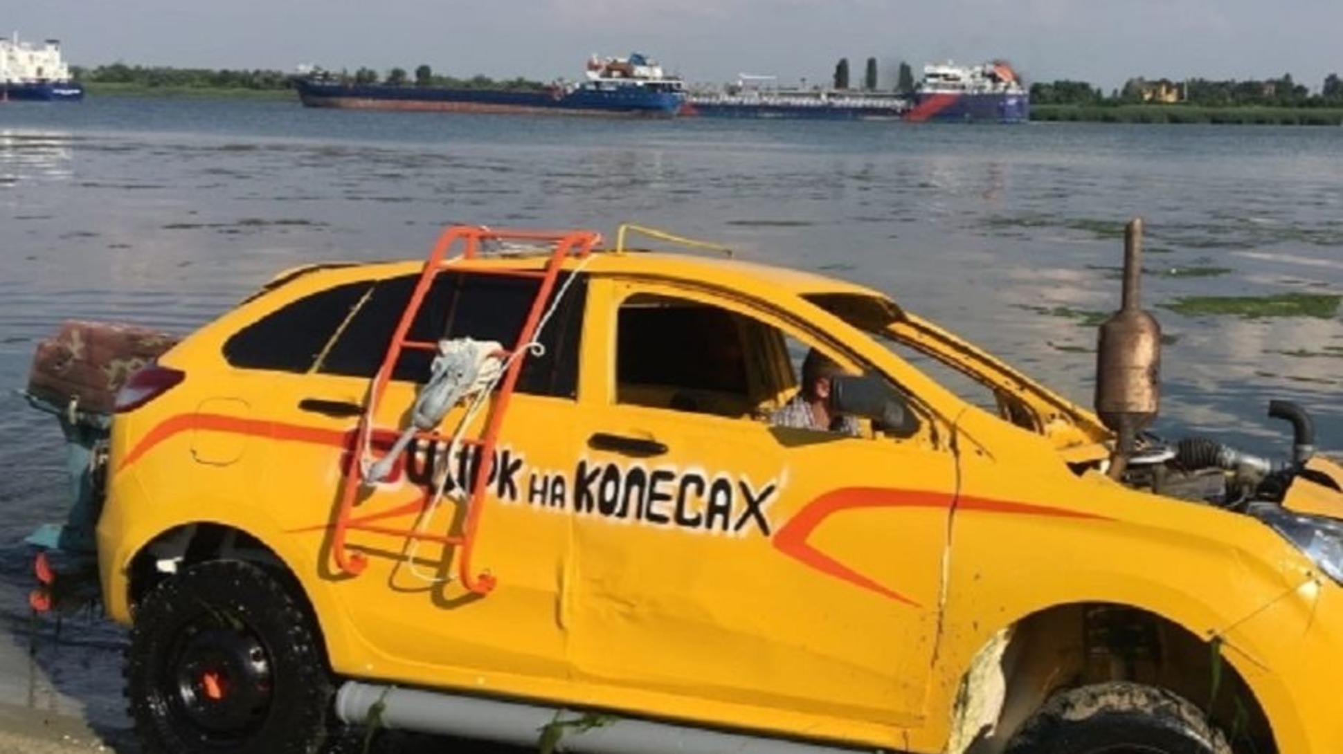 Lada Xray научили плавать — Motor