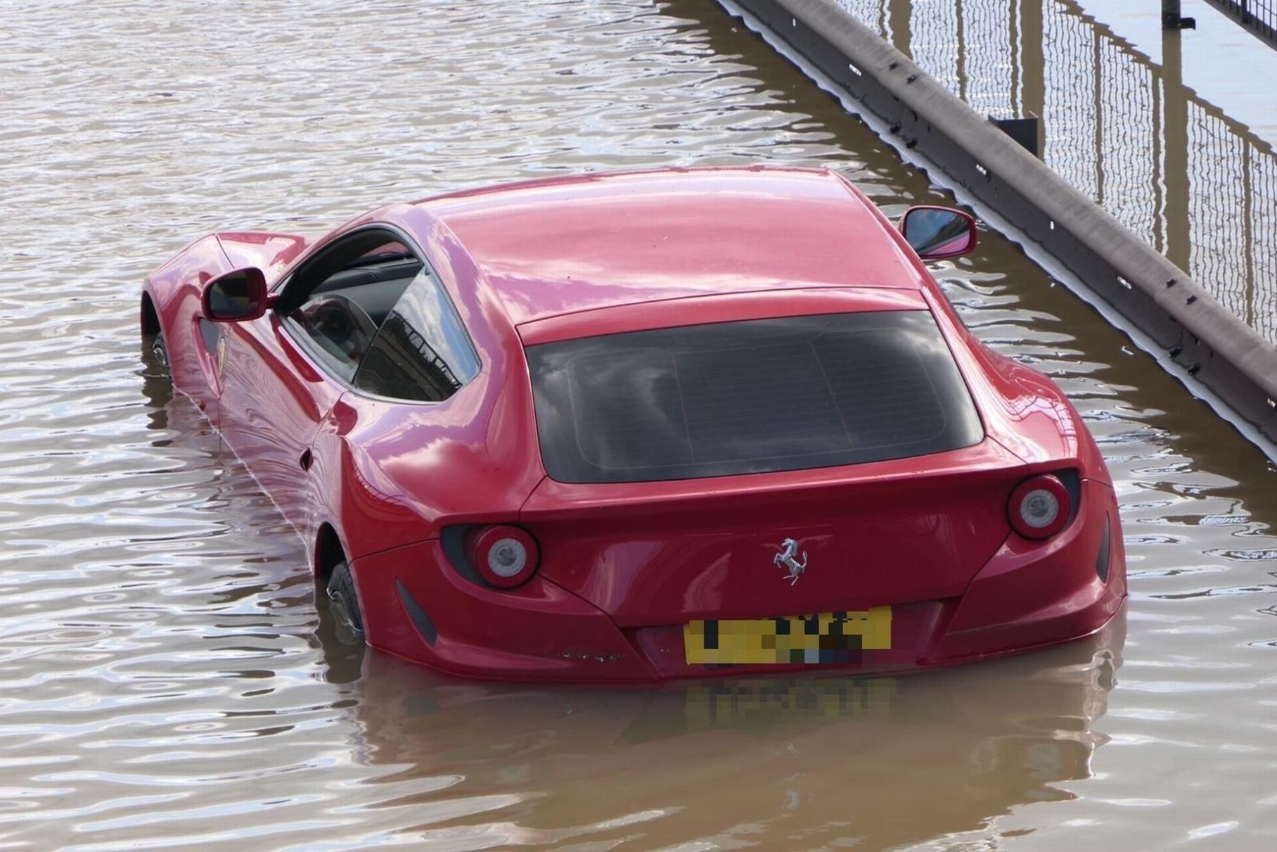 Видео: суперкар Ferrari FF затопило из-за прорыва водопровода — Motor