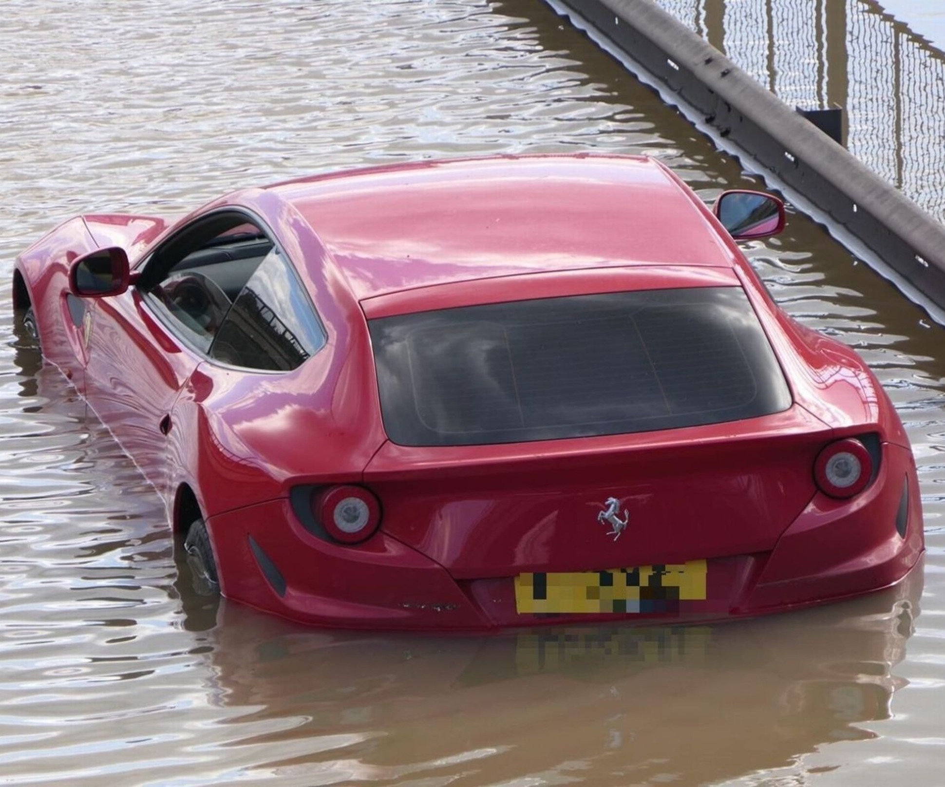 Видео: суперкар Ferrari FF затопило из-за прорыва водопровода — Motor