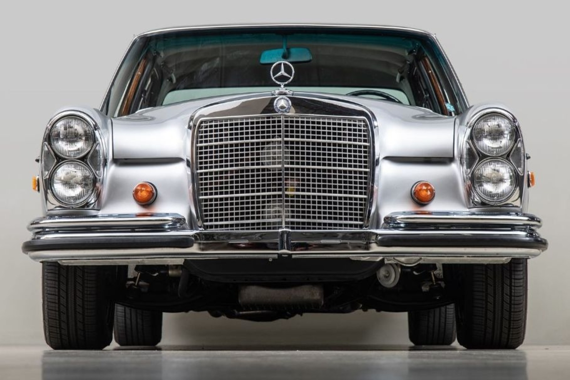 На продажу выставили коллекционный Mercedes-Benz 60-х в идеальном состоянии  — Motor