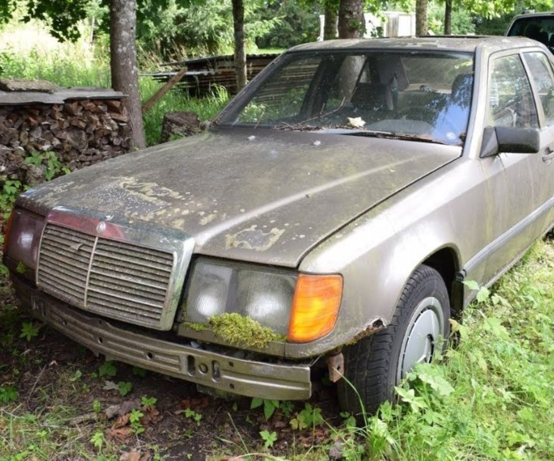 Видео: как заводится Mercedes-Benz W124, который бросили на 16 лет — Motor