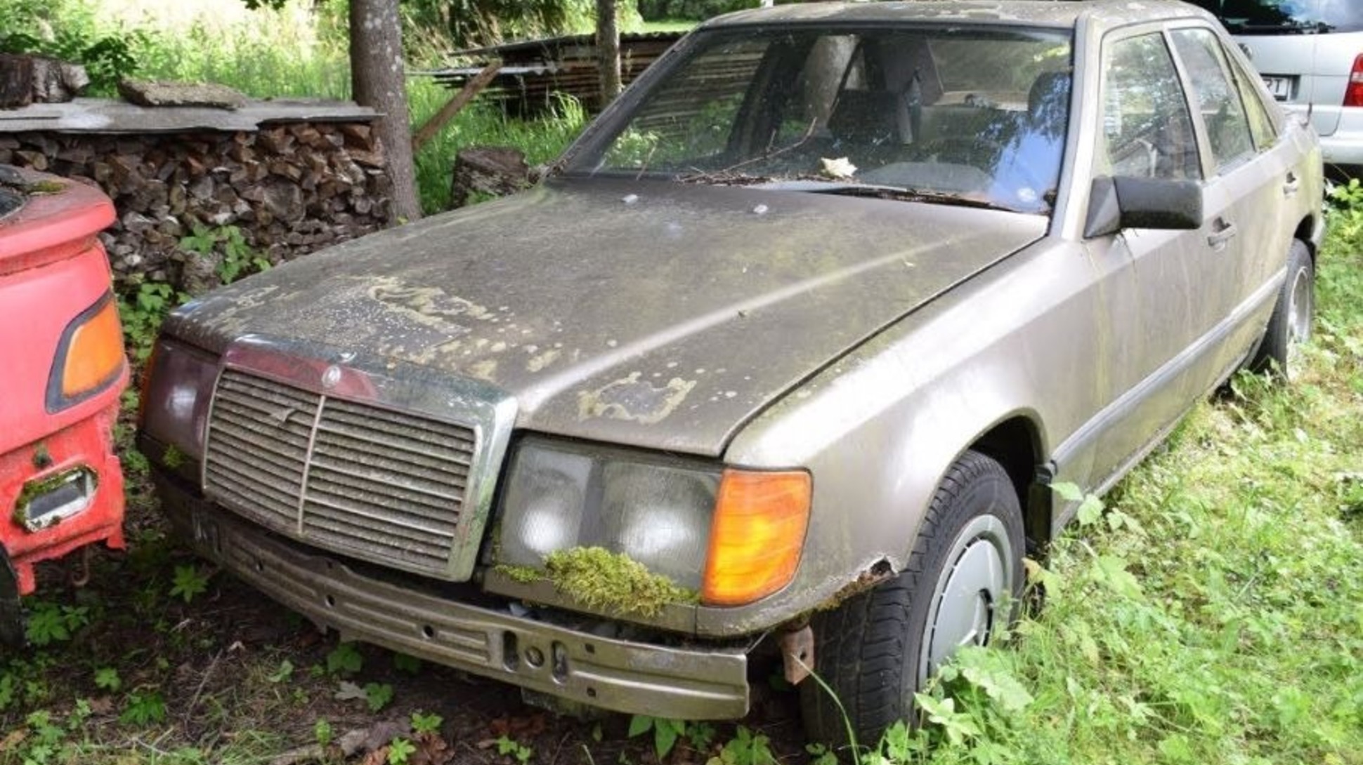 Видео: как заводится Mercedes-Benz W124, который бросили на 16 лет — Motor