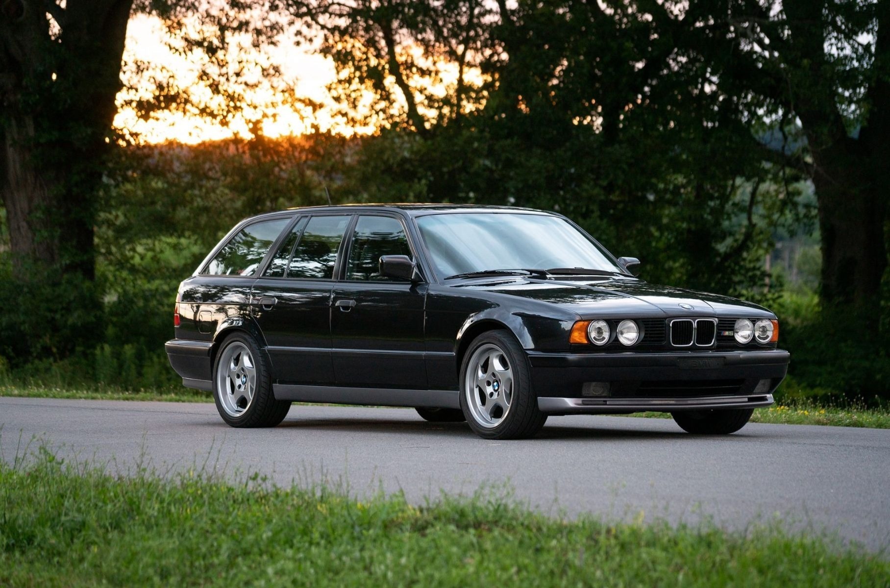 Идеальный универсал BMW M5 из 1990-х выставили на аукцион — Motor