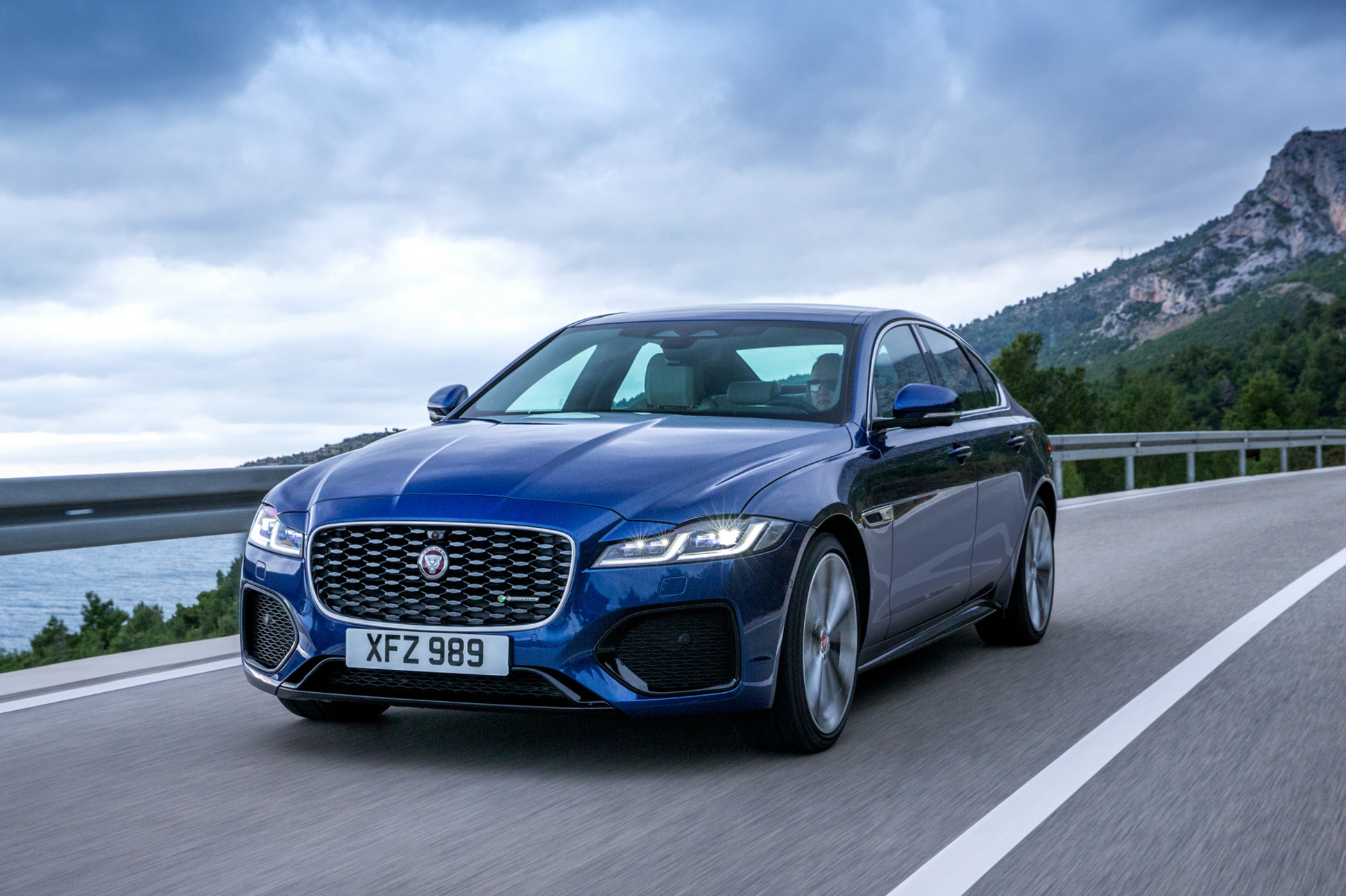 Обновленный Jaguar XF: новый интерьер, меньше моторов и версии для России —  Motor