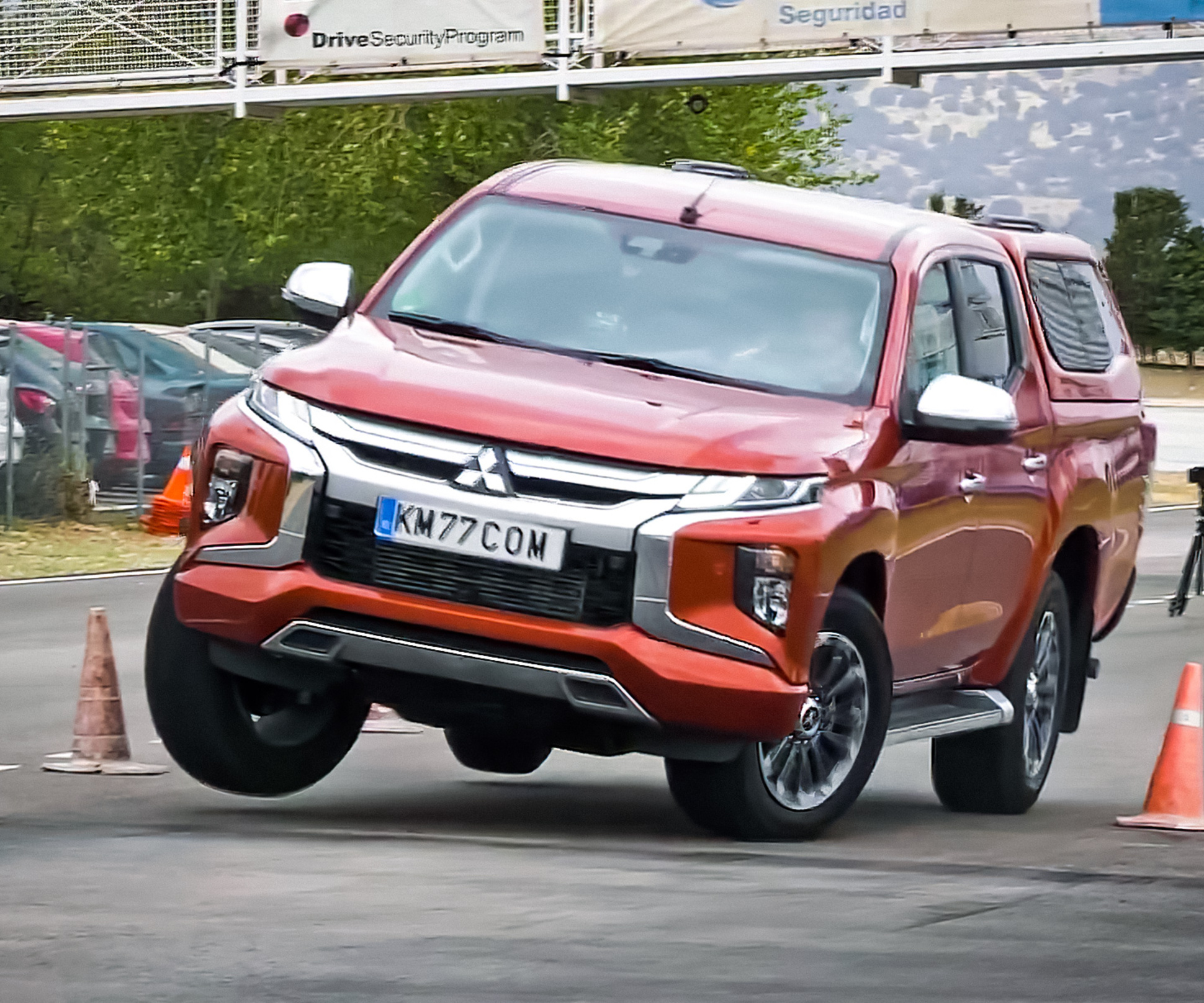 Видео: Mitsubishi L200 не справился с «лосиным тестом» — Motor