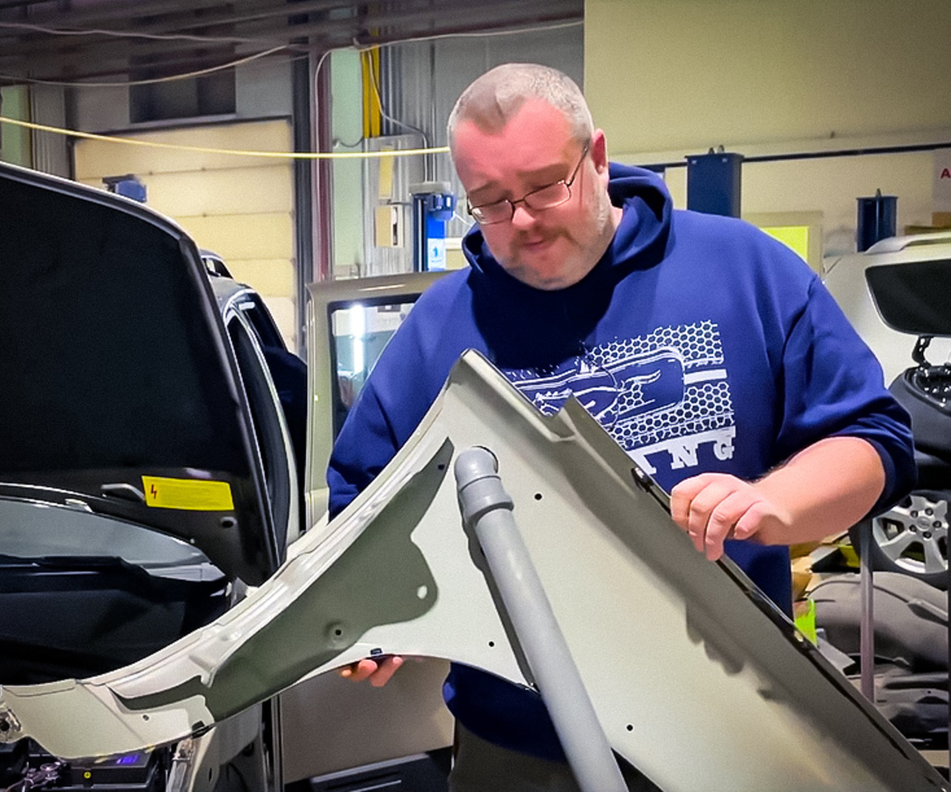 автосервис клубный сервис. шумоизоляция автомобиля реклама. клубный сервис разборка. сервис мазда выезд. уаз патриот 2022 на подъемнике.