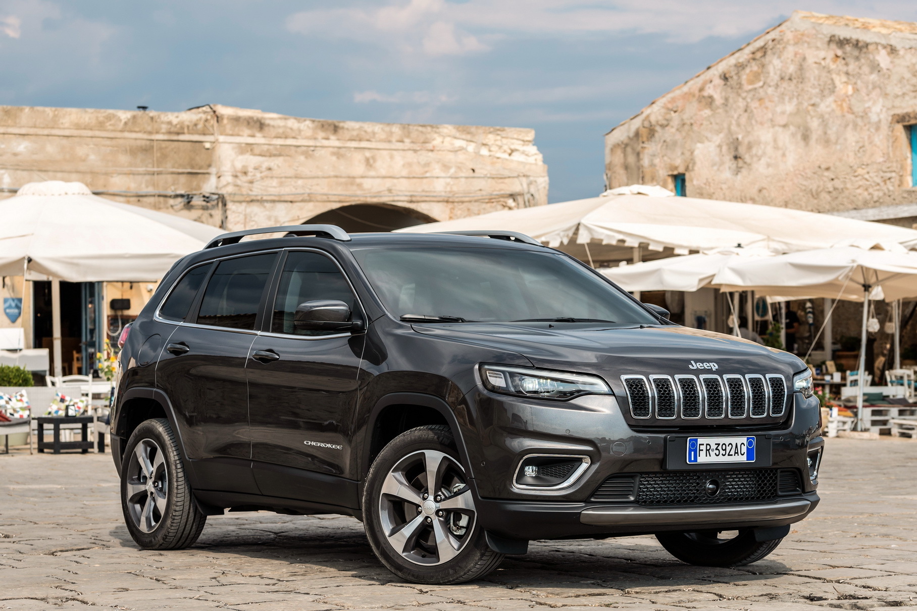 В России перестали продавать одну из моделей Jeep — Motor