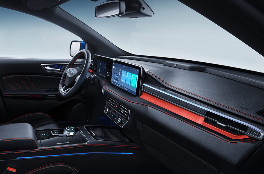 Новый Ford Mondeo удивит экраном во всю ширину передней панели