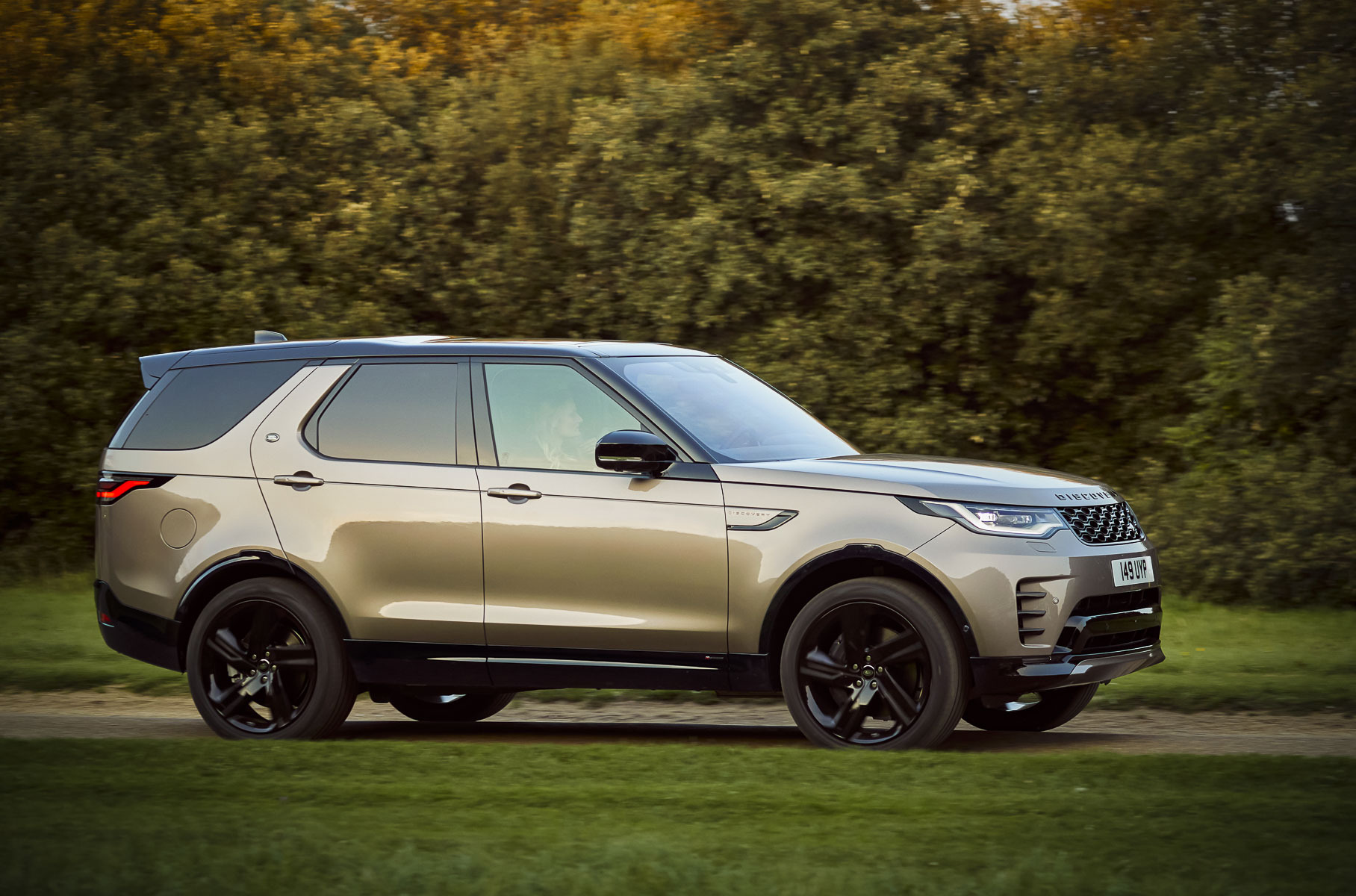 Стали известны российские цены на обновленный Land Rover Discovery
