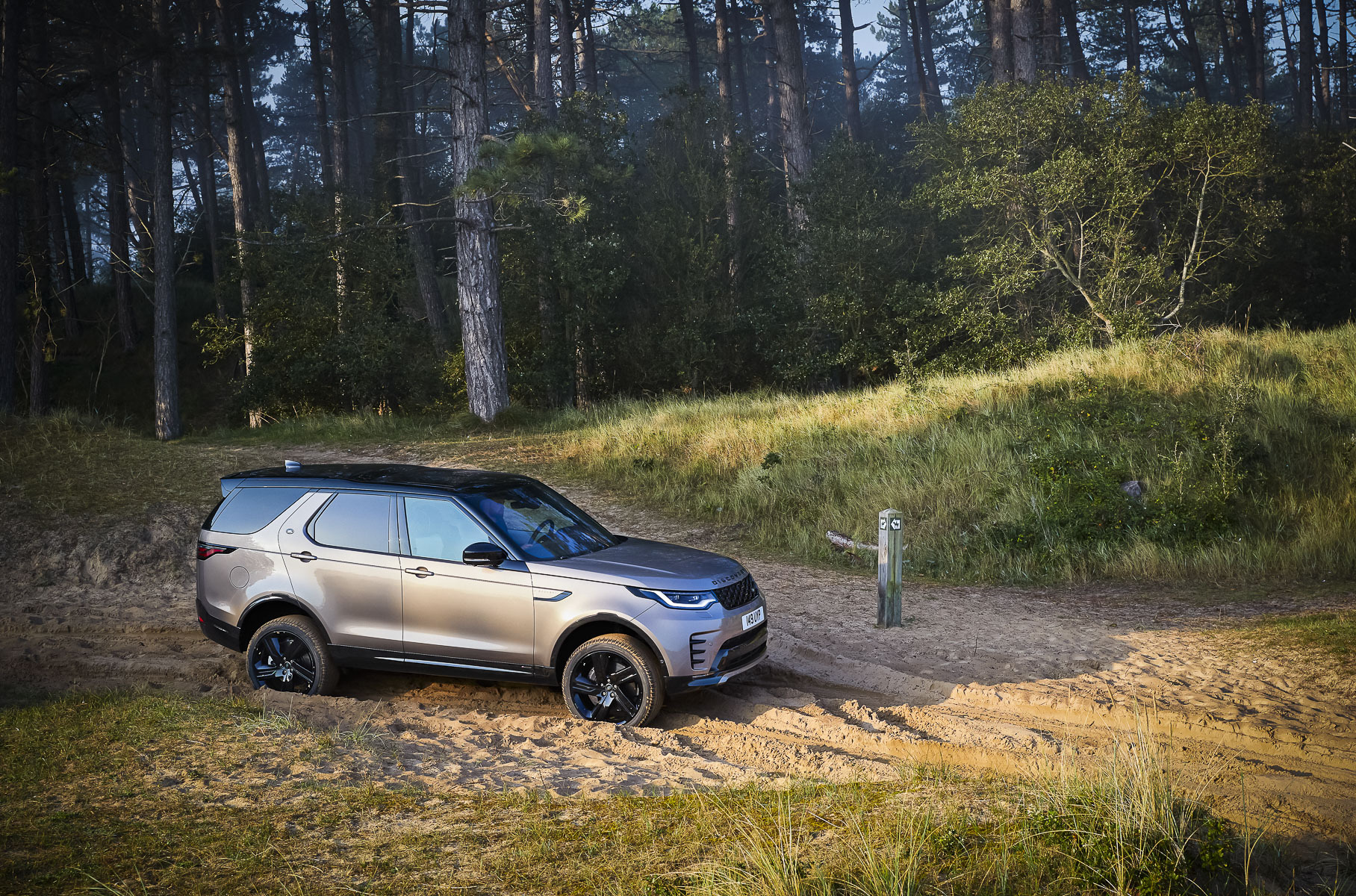 Стали известны российские цены на обновленный Land Rover Discovery