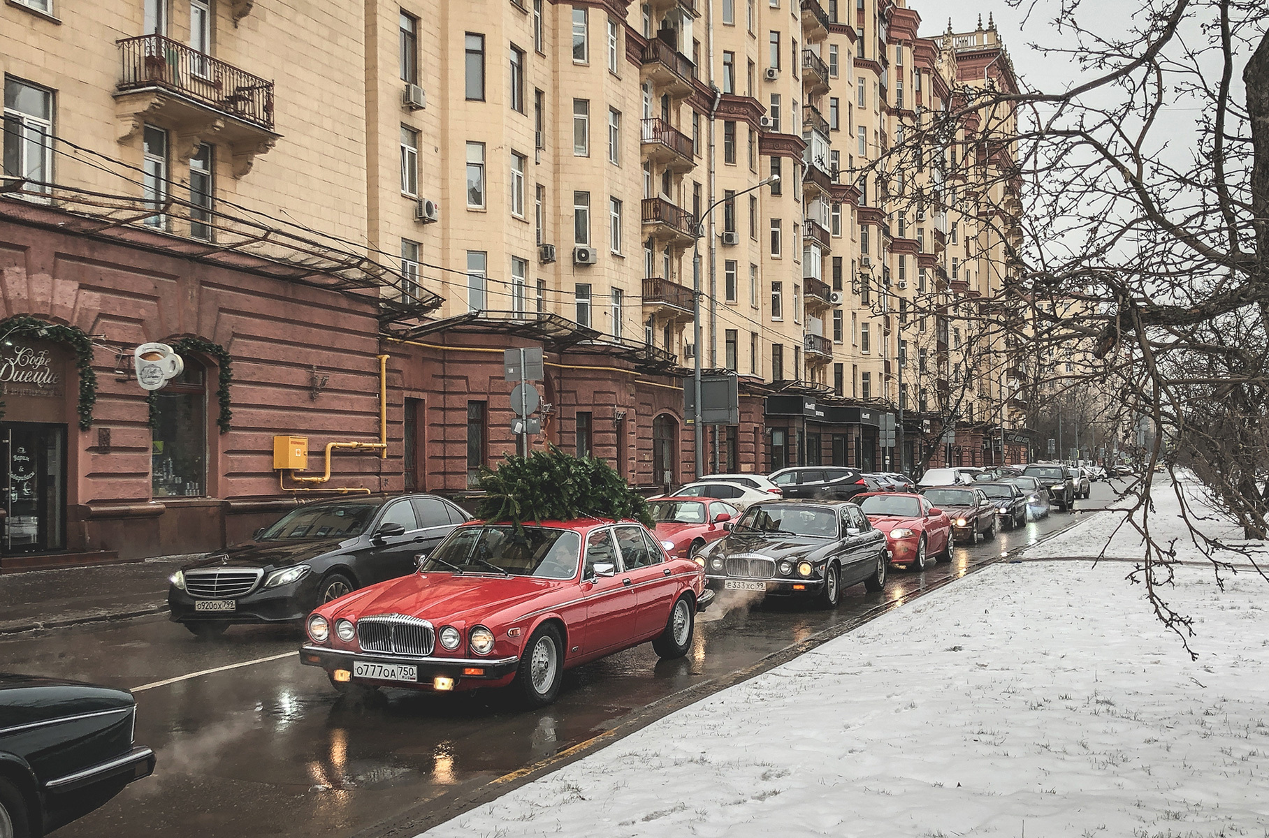 Посмотрите на классические Ягуары в зимней Москве