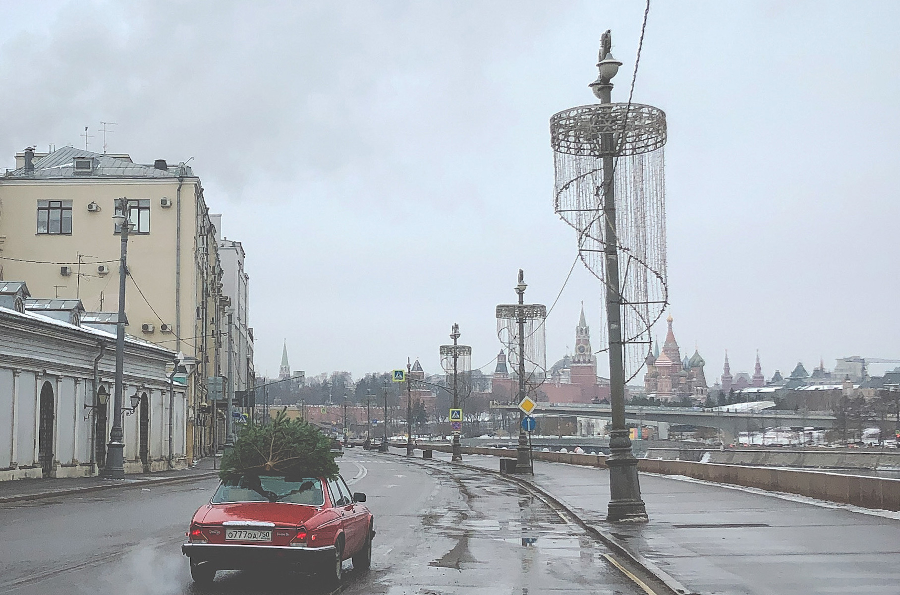 Посмотрите на классические Ягуары в зимней Москве