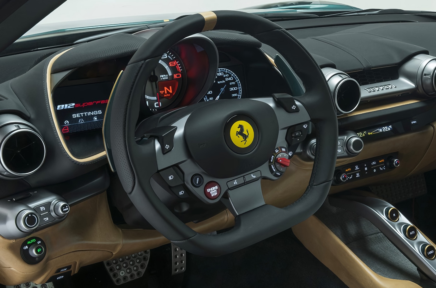 Ferrari 812 Superfast украсили винтажной кожей и шерстью