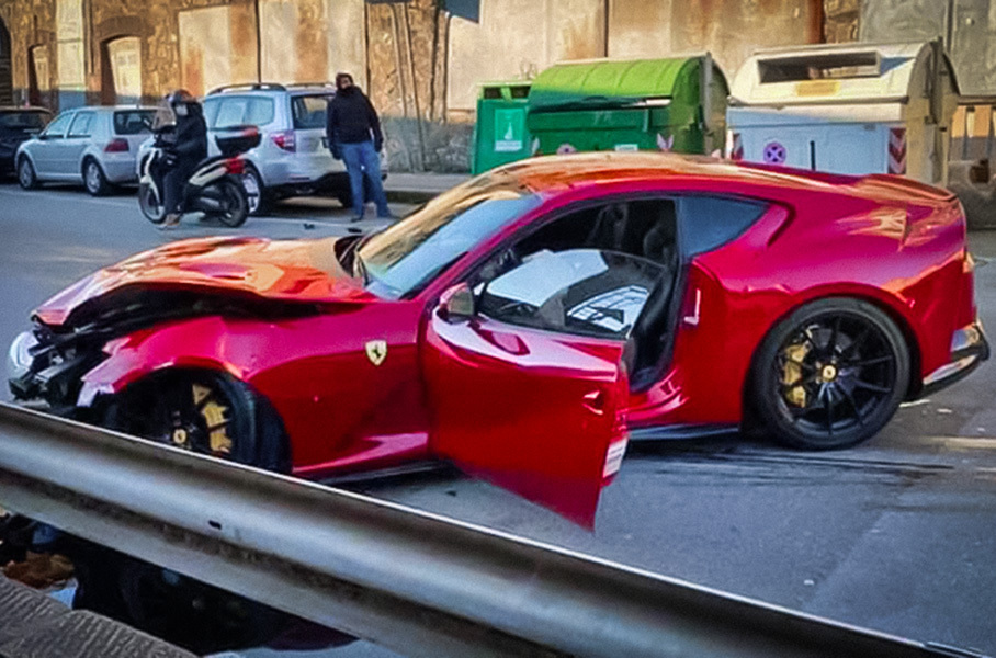 Автомойщик разбил Ferrari 812 Superfast итальянского футболиста
