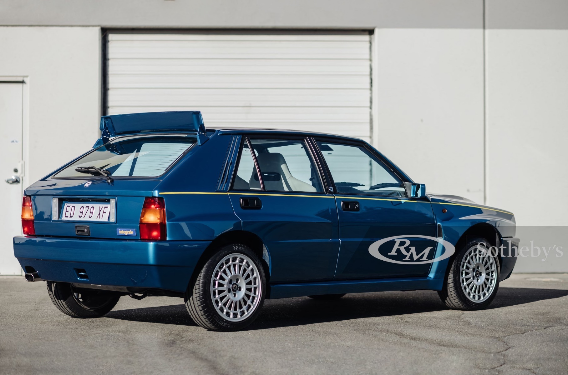 Редкую синюю Lancia Delta продадут на аукционе