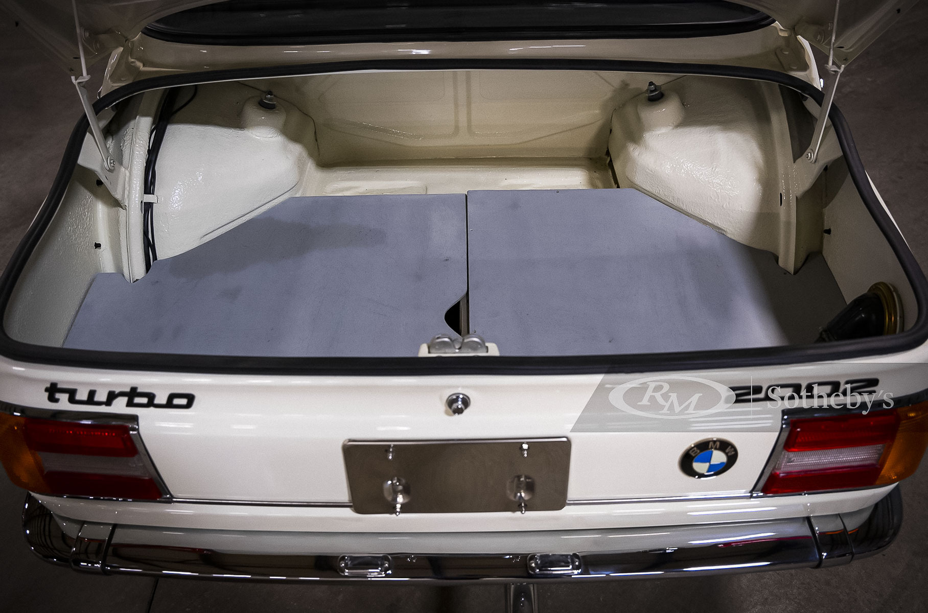 Редкий 47-летний BMW Turbo пустят с молотка за 10 миллионов рублей