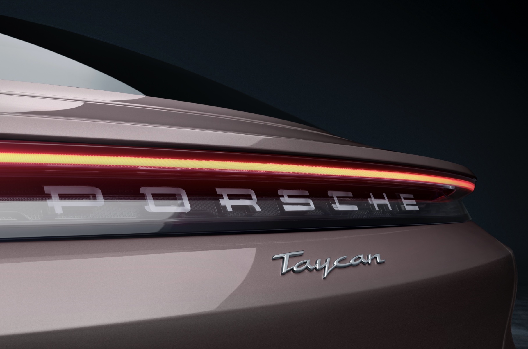 Начальный Porsche Taycan добрался до Европы