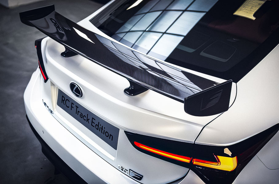 Lexus посвятил эксклюзивный RC F Track Edition Hakuji японскому фарфору