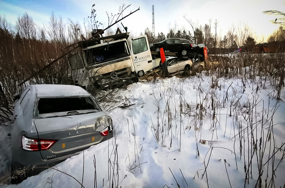 В России на трассе перевернулся автовоз с новыми Lada Vesta