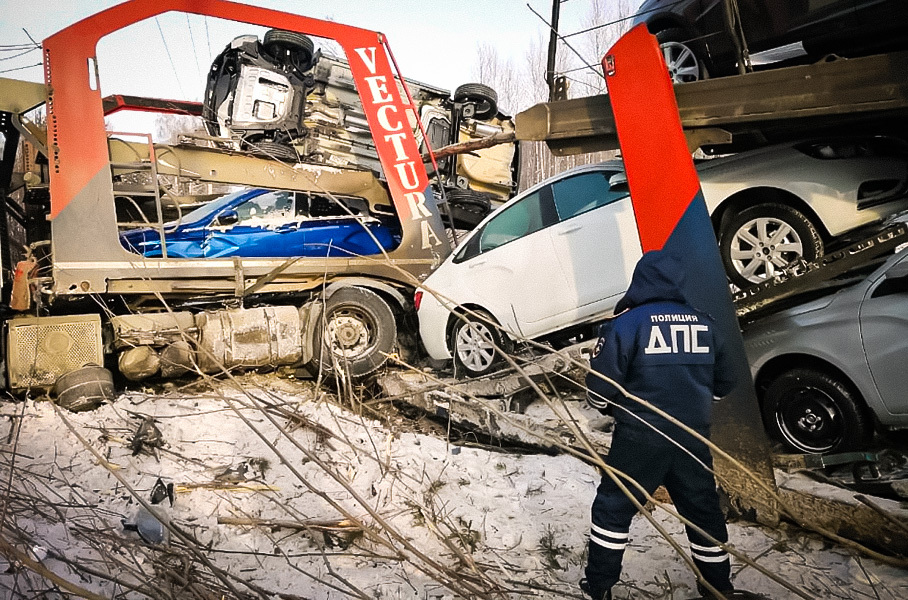 В России на трассе перевернулся автовоз с новыми Lada Vesta