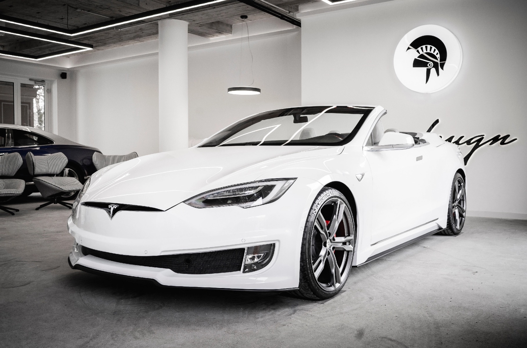 Tesla Model S превратили в роскошный кабриолет