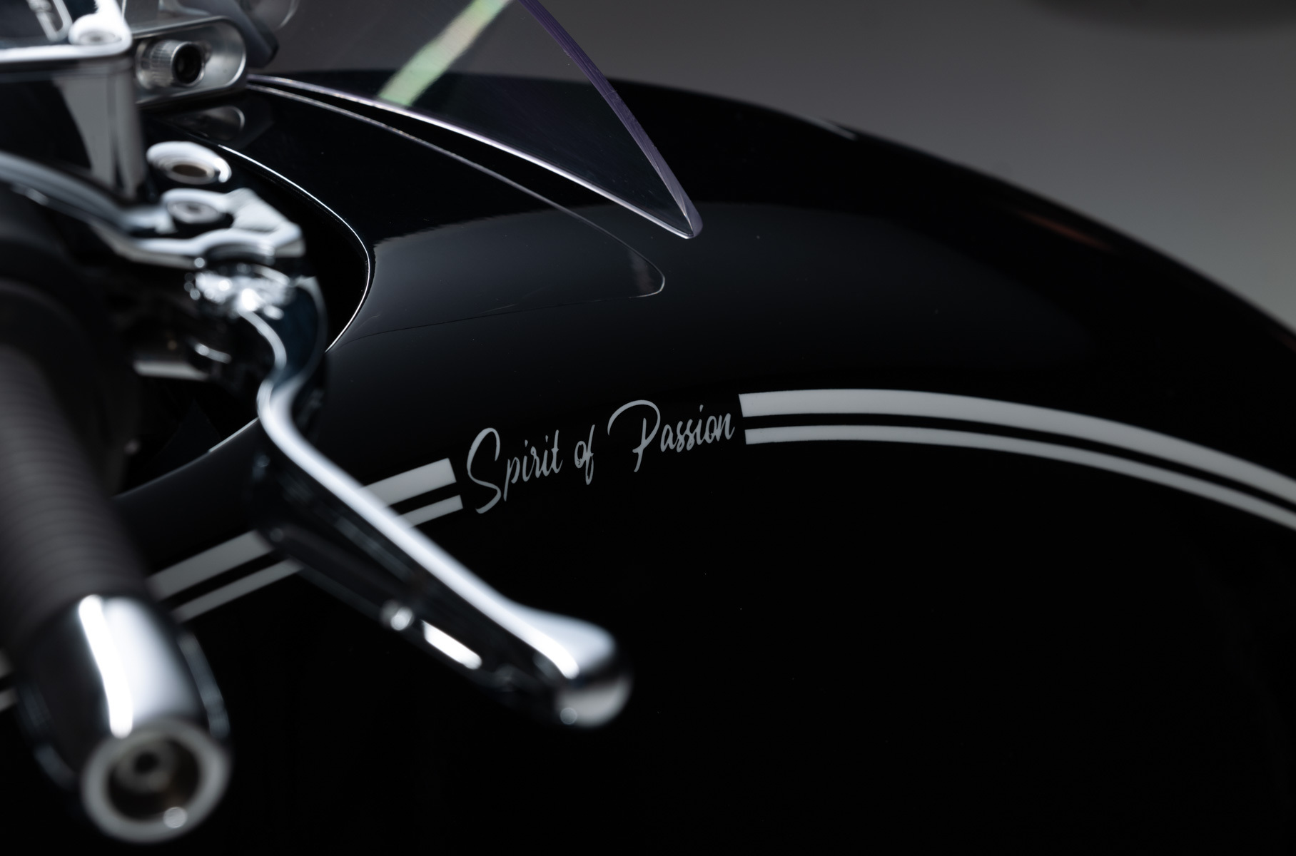 Рассмотрите в деталях невероятный кастом-байк «Дух страсти» на базе BMW R 18