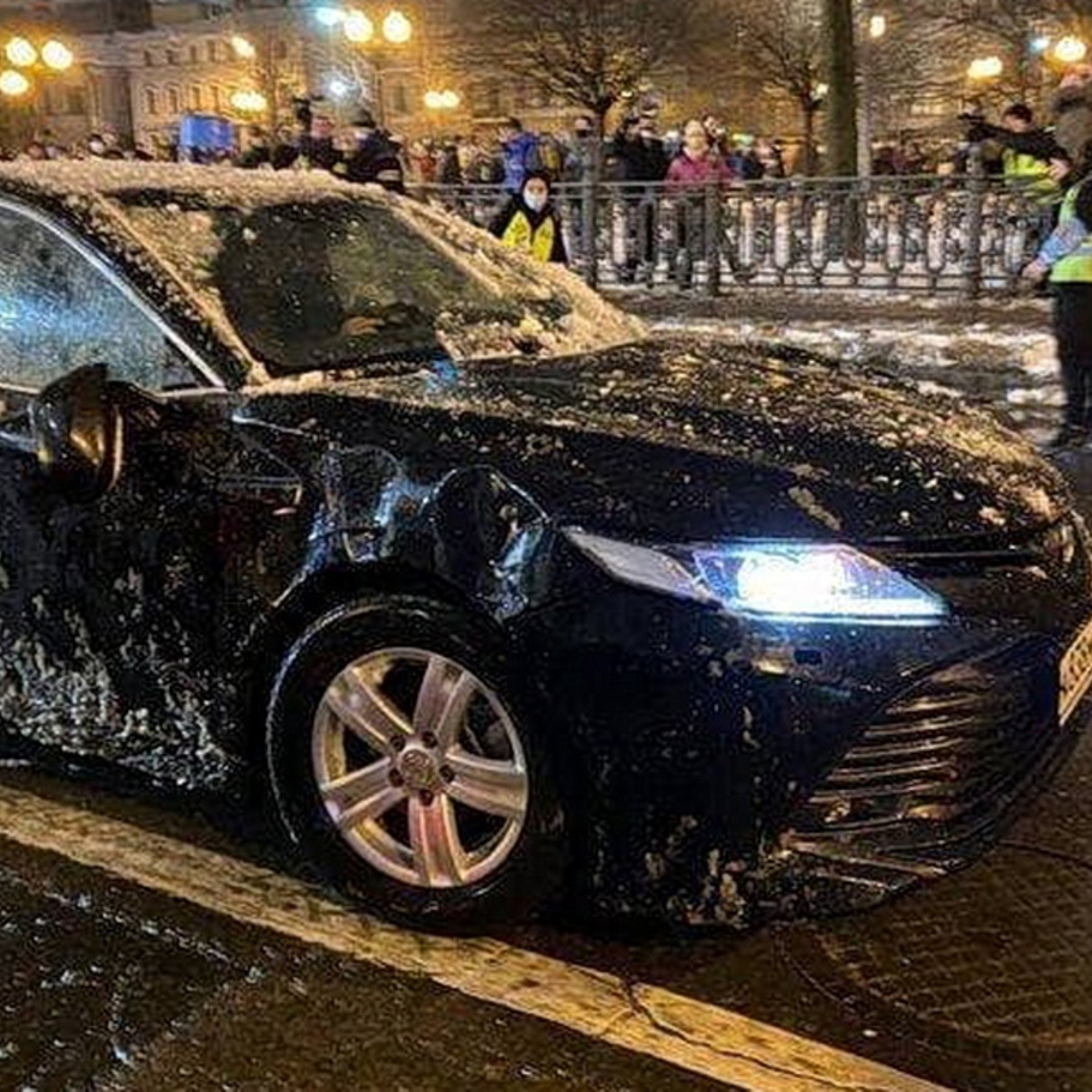 Видео: в Москве протестующие разбили спецавтомобиль ФСБ — Motor