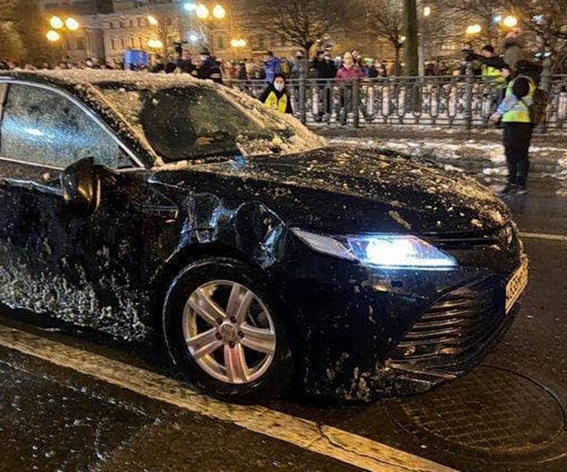 Видео: в Москве протестующие разбили спецавтомобиль ФСБ — Motor