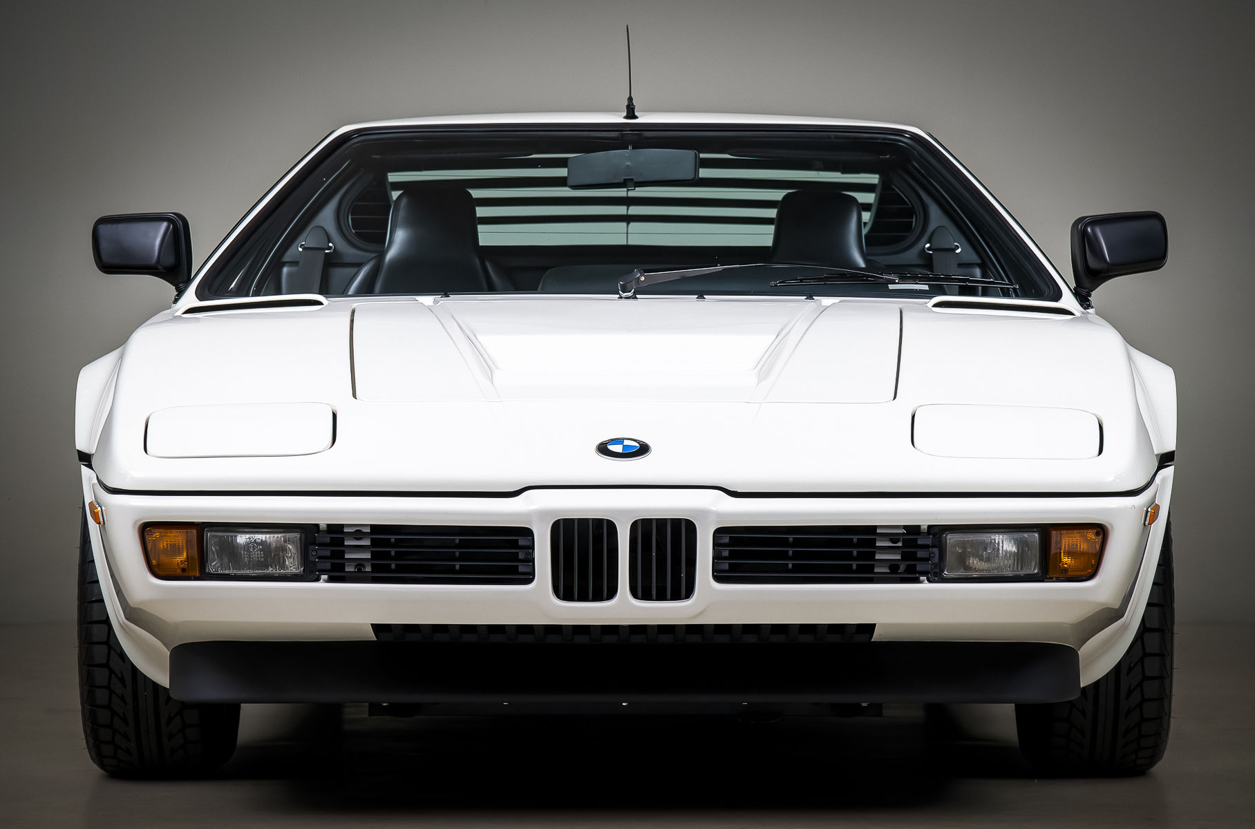 Забытый на 20 лет в гараже редчайший BMW M1 пустят с молотка