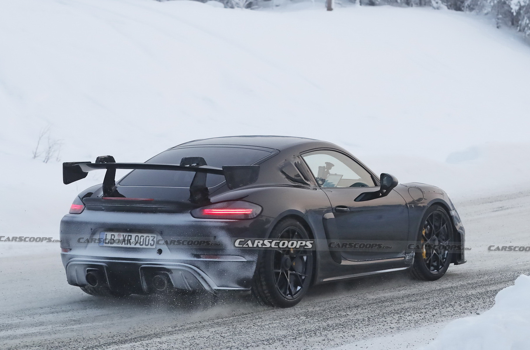 Экстремальный Porsche Cayman GT4 RS раскрыли на зимних тестах