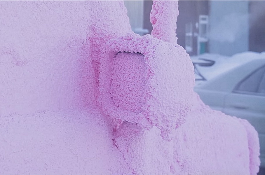 Видео: что будет, если мыть машину на улице в 40-градусный мороз