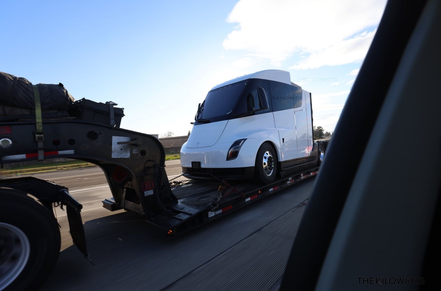 Шпионы сфотографировали новый прототип беспилотного электрогрузовика Tesla Semi