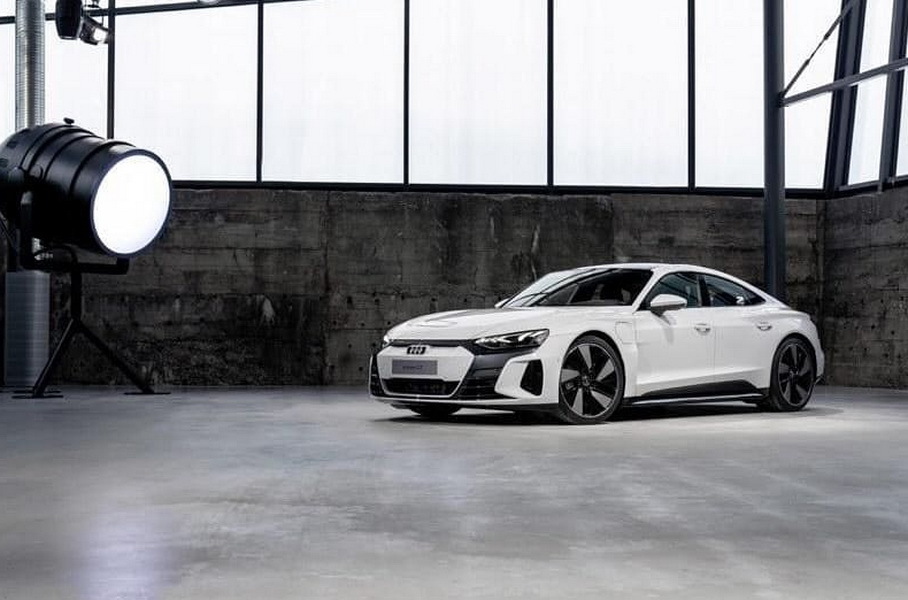 Внешность и салон первого электроседана Audi раскрыты до премьеры