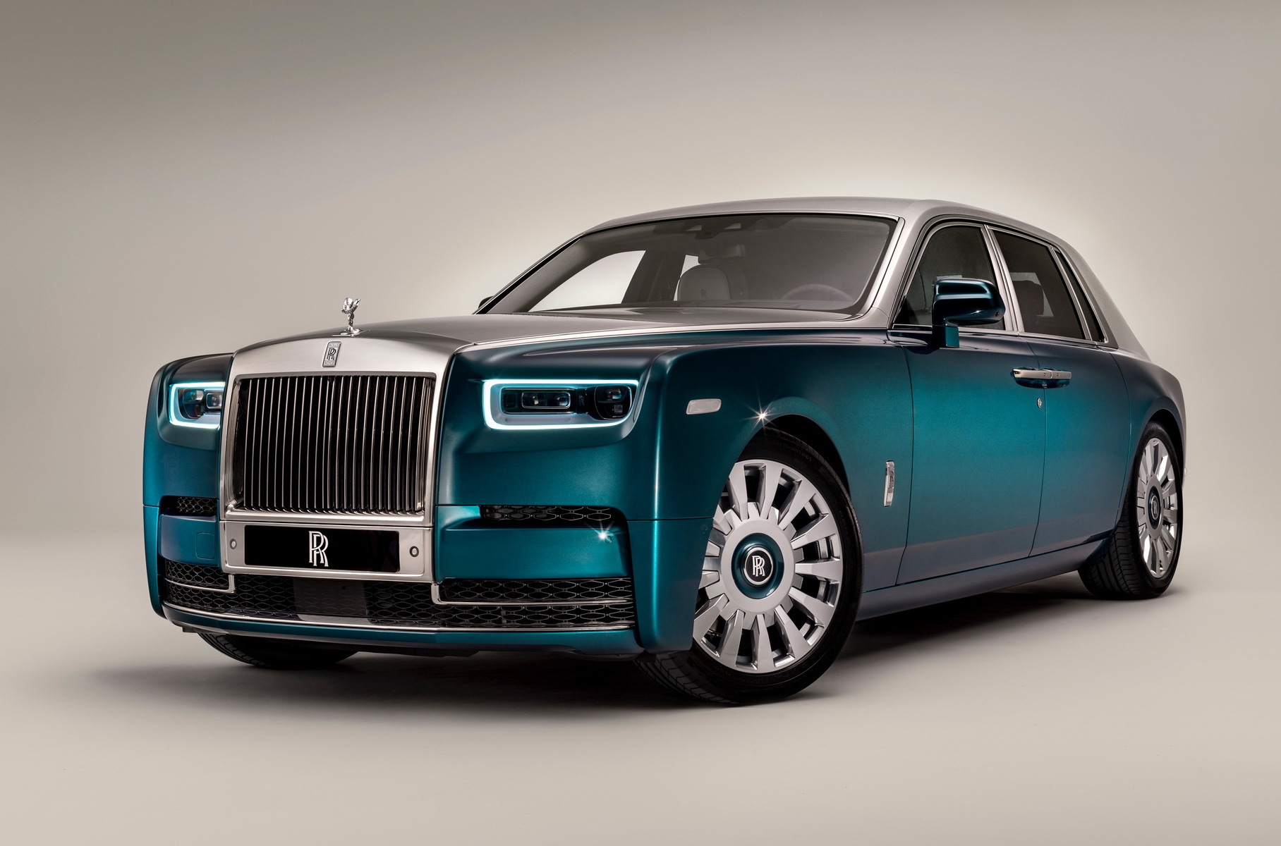 Rolls-Royce показал «радужный» Phantom, украшенный перьями птиц