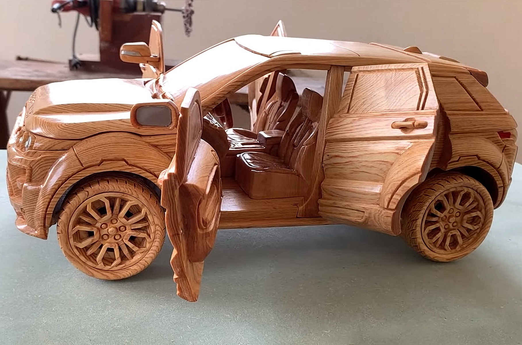 Видео: из куска дерева сделали Range Rover Evoque в масштабе 1:12